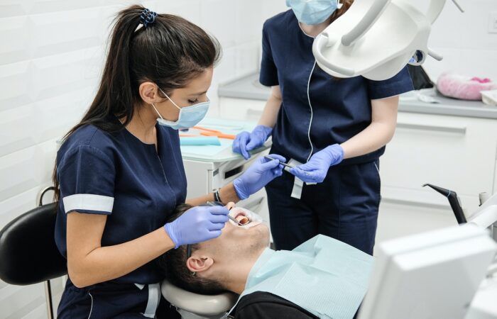 Le_prix_du_sourire_éclatant_:_coût_du_blanchiment_dentaire_dans_la_vie_de_famille